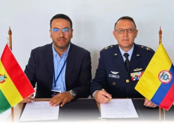 La firma del convenio entre autoridades de avición de Bolivia y Colombia. Foto: DGAC