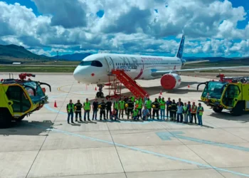 Personal de Naabol y tripulación del Airbus A321XLR en Sucre. Foto: Naabol