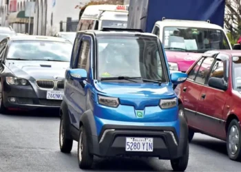 Un vehículo eléctrivo circula por el centro paceño. FOTO: ABI