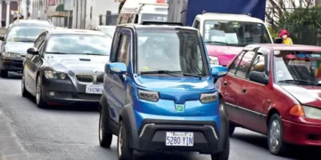 Un vehículo eléctrivo circula por el centro paceño. FOTO: ABI