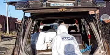 Personal del IDIF realiza el levantamiento del cadáver. FOTO: La Patria