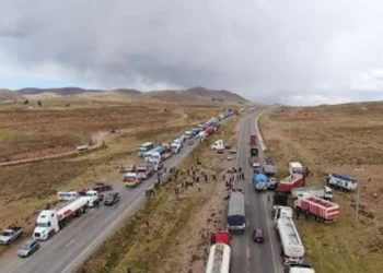 Vehículos varados en Oruro debido al bloqueo