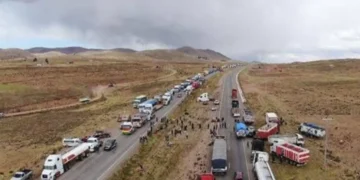 Vehículos varados en Oruro debido al bloqueo