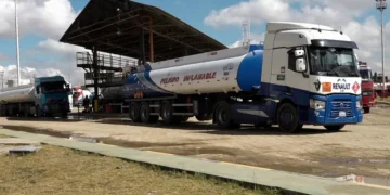Transporte de combustible en cisternas. Foto: YPFB