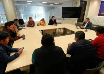 la reunión entre Cadetran y autoridades de Yacimientos. Foto: Prensa YPFB