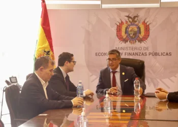 Una reunión entre representantes de Cainco y el ministro de Economía, José Gabriel Espinoza. Foto: Cainco