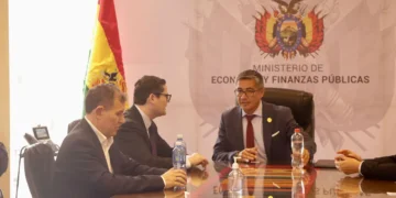 Una reunión entre representantes de Cainco y el ministro de Economía, José Gabriel Espinoza. Foto: Cainco
