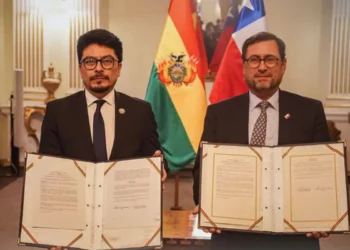 La firma del convenio entre los cancilleres de Bolivia y Chile. Foto: DGAC