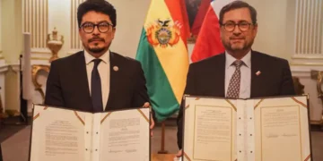 La firma del convenio entre los cancilleres de Bolivia y Chile. Foto: DGAC