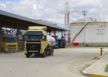 Despacho de diésel desde la planta de Senkata. Foto: Prensa YPFB