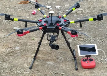 Servicio de tendidio aéreo de conexiones con drones. Foto: ENDE