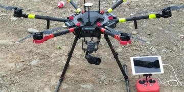 Servicio de tendidio aéreo de conexiones con drones. Foto: ENDE