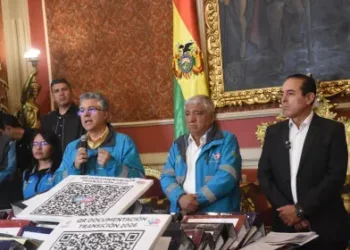 El alcalde de La Paz, Iván Arias, y el alcalde electo, César Dockweiler. FOTO: GAMLP