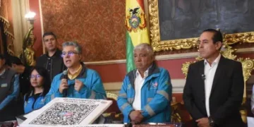El alcalde de La Paz, Iván Arias, y el alcalde electo, César Dockweiler. FOTO: GAMLP