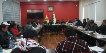 Reunión entre autoridades del Ministerio de Educación y dirigentes del magisterio. FOTO: APG