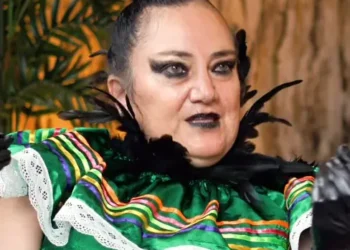 La activista María Galindo viste un tipoy, luego lo cortó.
Foto: Captura RRSS