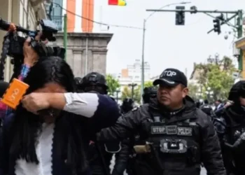 Una periodista huye de los gases lacrimógenos que usaron los policías.
Foto: El Deber