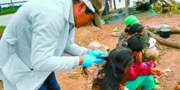Médicos realizan la revisión en pueblos indígenas. FOTO: CEPILAB