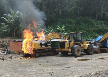 La Policía procedió a inutilizar la maquinaria pesada en el campamento. Foto: AJAM