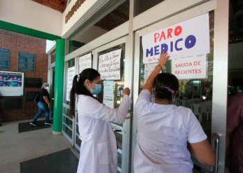 Trabajadores de salud cumplen dos paros en Santa Cruz. Foto referencial RRSS