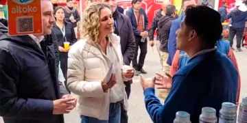 María Elena Urquidi conversa con un expositor en la feria. Foto: Ministerio de Desarrollo Productivo