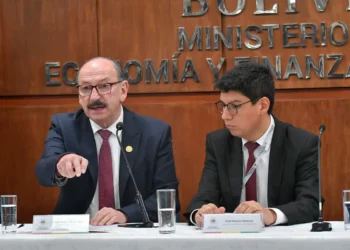 El viceministro de de Pensiones José Horacio Valencia, junto al Procurador Hugo Cesar León, informan sobre el el fallo en contra del país de la empresa BBVA. Foto: APG