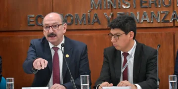 El viceministro de de Pensiones José Horacio Valencia, junto al Procurador Hugo Cesar León, informan sobre el el fallo en contra del país de la empresa BBVA. Foto: APG