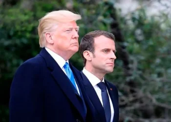Emmanuel Macron (der.) en un encuentro anterior con Donald Trump. Foto: Archivo AFP