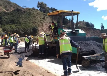 Trabajos de mantenimiento vial en el país. Foto: ABC