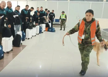 El arribo de la delegación de Racing Club a Sucre. Foto: Naabol