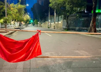 La Policía acordonó inmediaciones del TSE. Foto: BTV