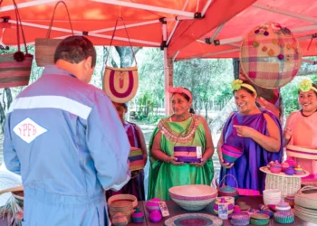 Personal de la estatal petroelra en tierras del Chaco. Foto: Prensa YPFB