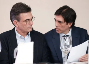 El ministro Mauricio Zamora (der.), junto al presidente Paz en la cumbre. Ministerio de Obras Públicas