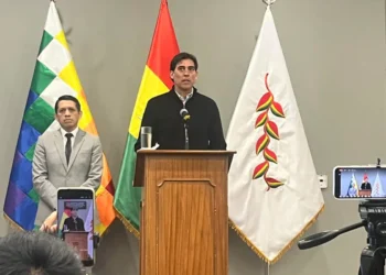 El ministro Mauricio Zamora durante la rueda de prensa junto al viceministro García. Foto: Ministerio de Obras Públicas