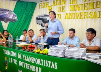 La junta de Zamora con representantes del transporte cruceño. Foto: Ministerio de Obras Públicas