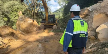 Maquinaria pesada retiró las rocas que obstruían la vía/ABC
