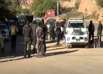 Efectivos policiales y militares instalaron un punto de control en el puente de Parotani. FOTO: RRSS