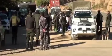 Efectivos policiales y militares instalaron un punto de control en el puente de Parotani. FOTO: RRSS