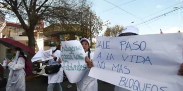 Marcha de 'mandiles blancos' recorren por el centro paceño. FOTO: APG