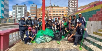 Periodustas independientes de Oruro celebraron su día con una campaña de limpieza en la avenida Cívica. FOTO: Marcela Cruz