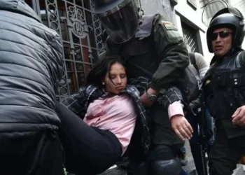Una periodista se desmayó durante la cobertura de los conflictos sociales en el centro paceño. FOTO: APG