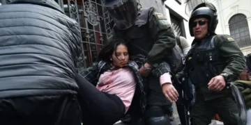 Una periodista se desmayó durante la cobertura de los conflictos sociales en el centro paceño. FOTO: APG