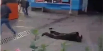 El uniformado quedó tendido en el piso/Captura de pantalla