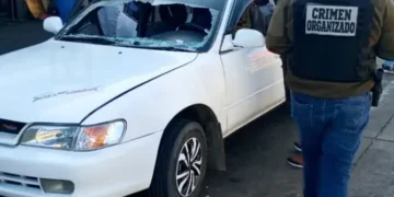 Los delincuentes lanzaron piedras al vehículo que ayudó a la víctima/Captura de pantalla