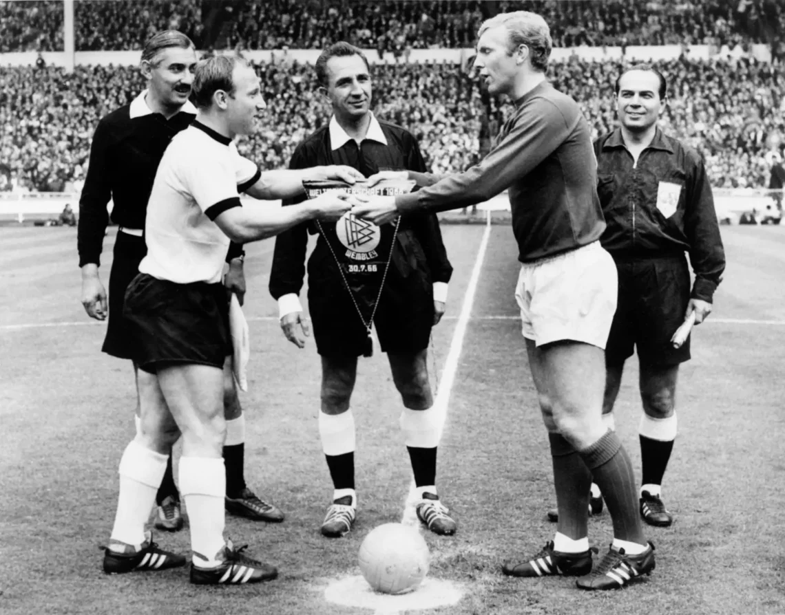 Los capitanes de las selecciones de Alemania e Inglaterra en 1966 en Wembley. (APG)