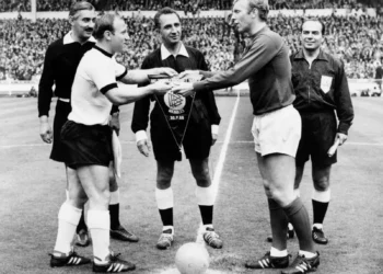 Los capitanes de las selecciones de Alemania e Inglaterra en 1966 en Wembley. (APG)