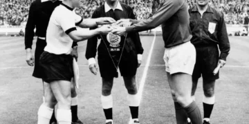 Los capitanes de las selecciones de Alemania e Inglaterra en 1966 en Wembley. (APG)