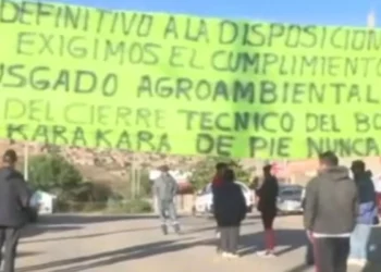 Pobladores instalaron una vigilia en el ingreso al relleno sanitario de K'ara K'ara. FOTO: Captura RRSS