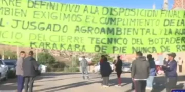 Pobladores instalaron una vigilia en el ingreso al relleno sanitario de K'ara K'ara. FOTO: Captura RRSS