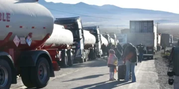 Cisternas con combustible varadas en bloqueos. FOTO: APG